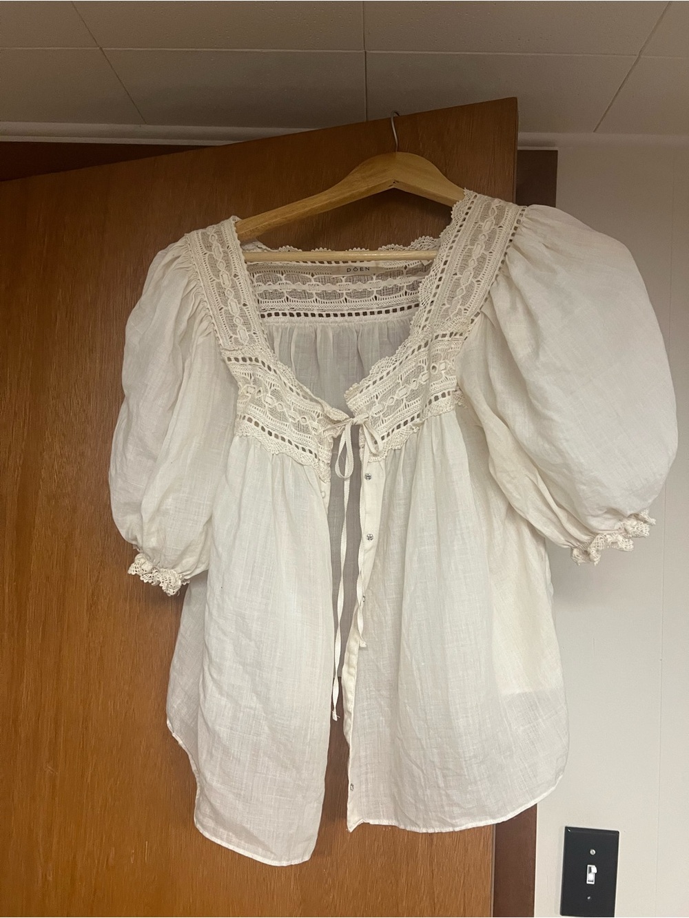 Doen Cream Lace-Trim Puff Sleeve Blouse